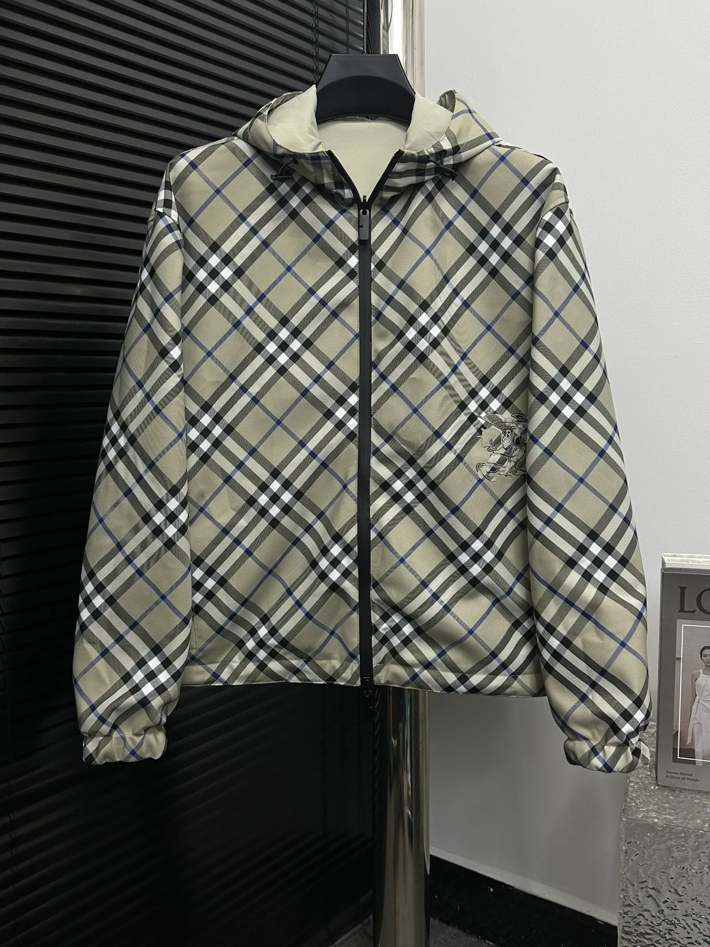 【Burberry】BBR 、 、 、 ， Breathable 、 ； Wear-Resistant . 。 、 ， ， 、 。 、 ， ： ， Classic ， ➕ ， “ ” ， ， 。 Size：S M L XL
